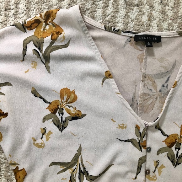 Flowery Top with Tie Front 🌻 - Picture 4 of 7